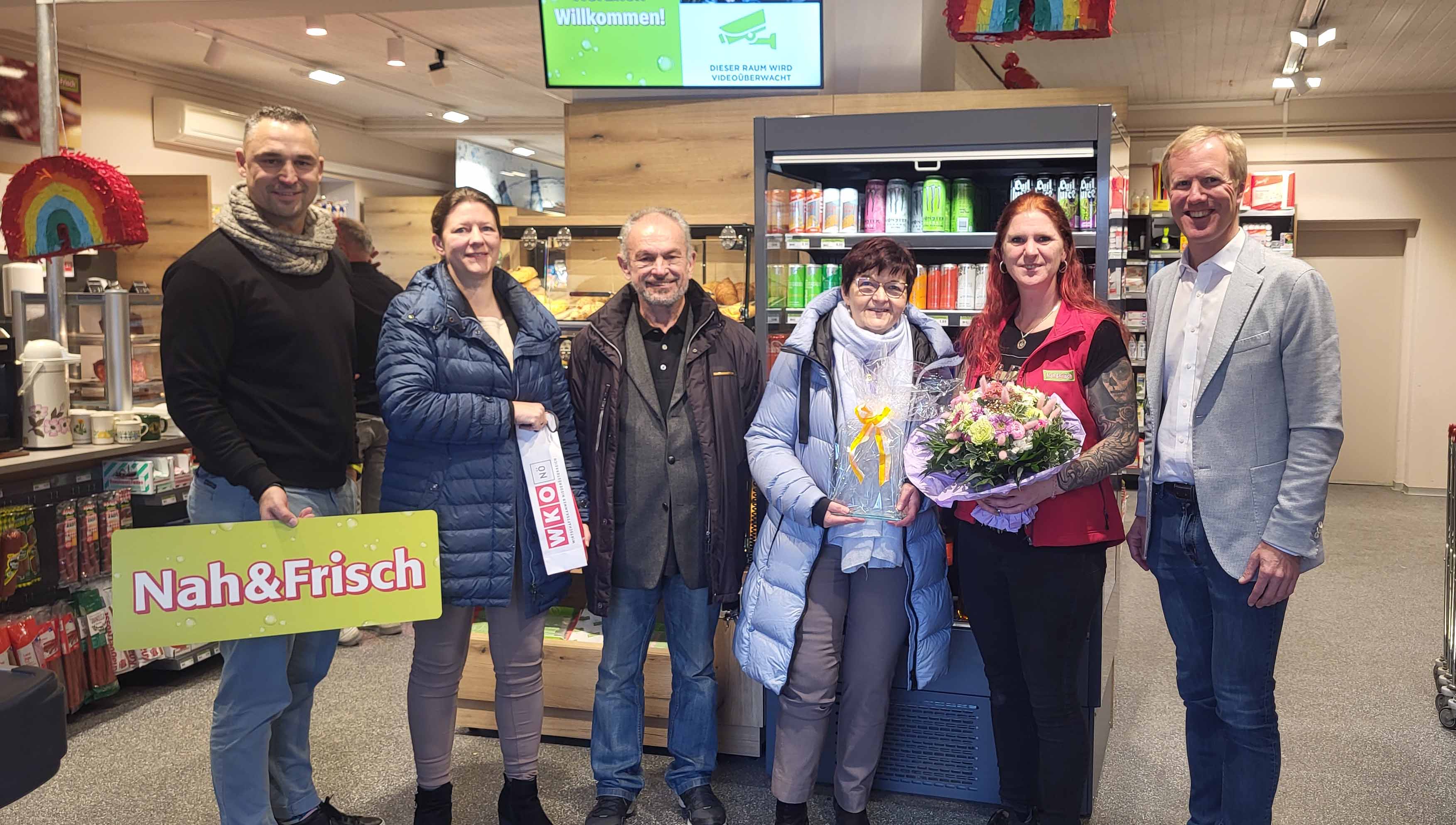 Foto vl.:  Nah&Frisch-Vertriebsleiter Marco Seitinger, GR Linda Fertl-Bläuel, GR Karl Stadler, Bgm. Anna Haider, Natascha Dernbauer, Mag. Julius Kiennast 